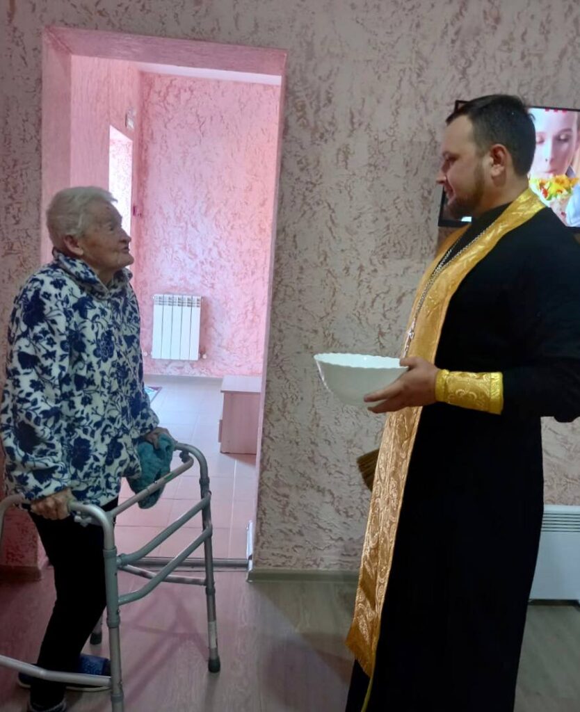 Настоятель храма посетил дом для пребывания пожилых людей «Надежда»